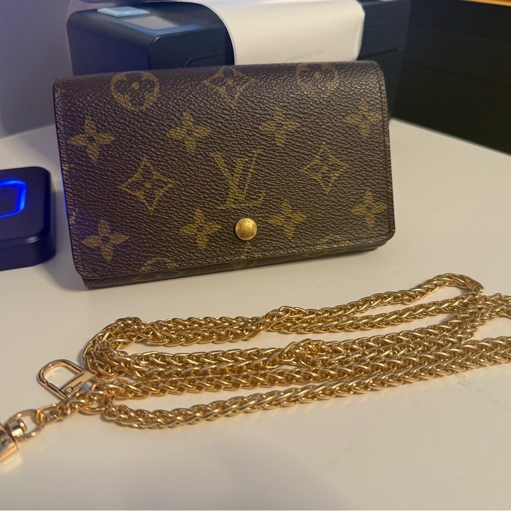 Louis Vuitton Tresor wallet in Monogram free Gold Chain